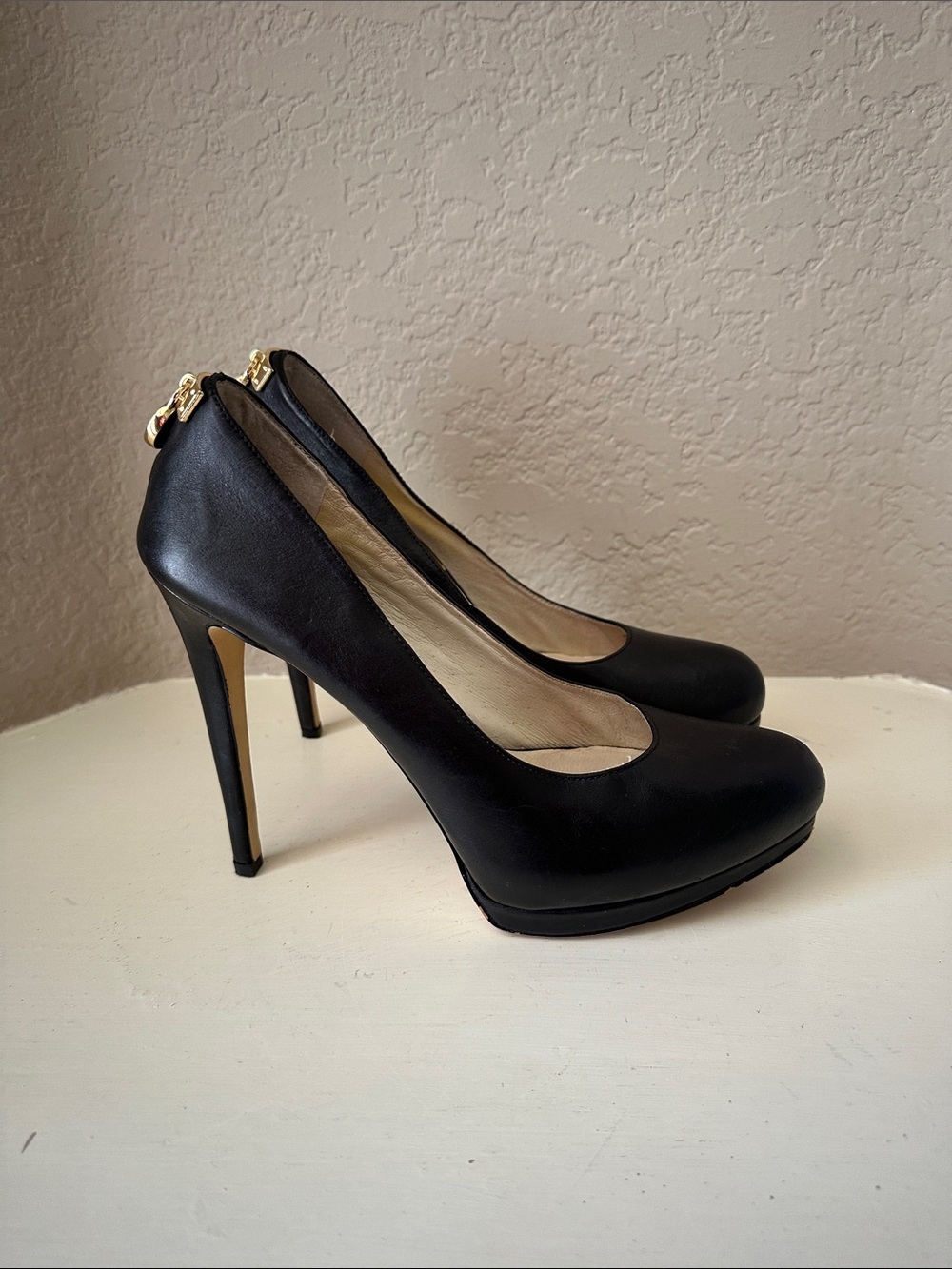 Michael Kors Black Leather Stiletto Pumps with Gold MK on Heel SZ 9.5 - Picture 5 of 10